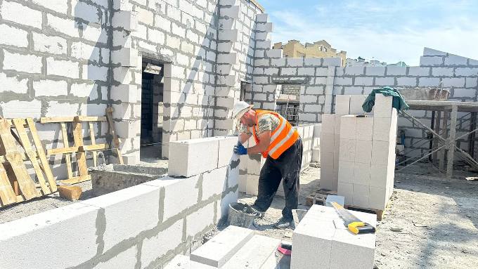 У Харкові відновлюють житловий будинок у Київському районі після обстрілу